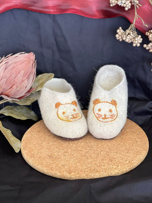 Chaussons mongols chat brodé