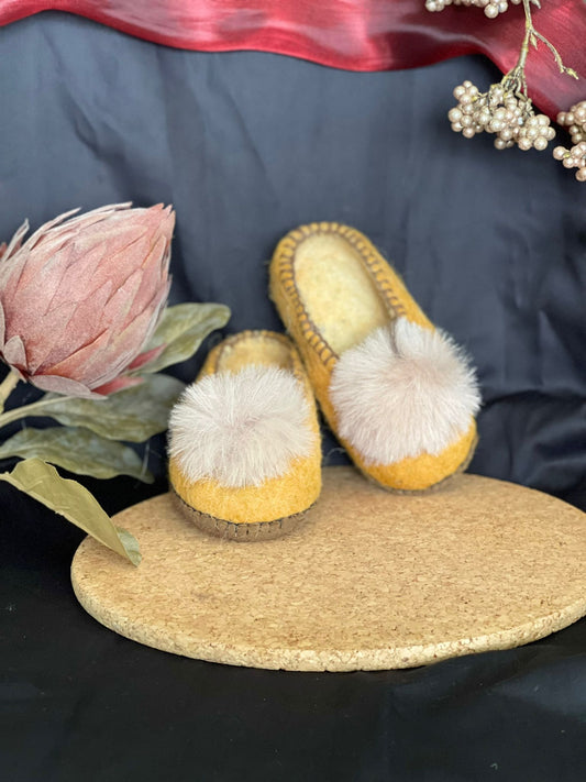Chaussons mongols à pompon