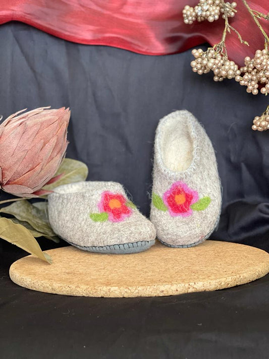 Chaussons mongols gris avec fleurs
