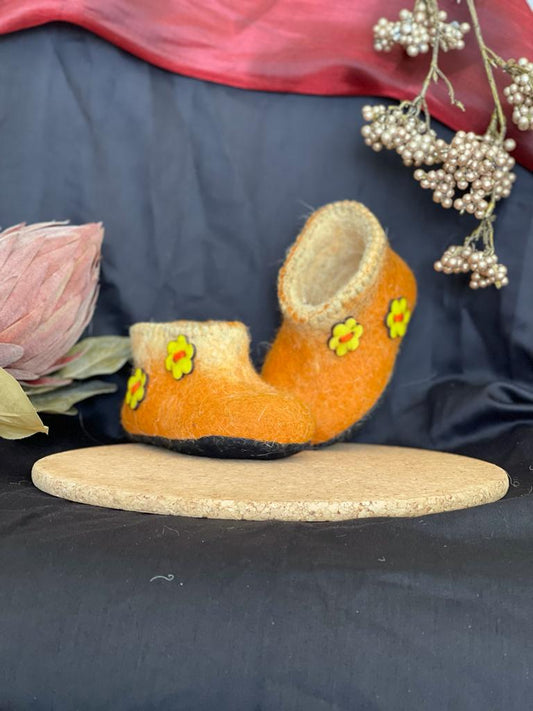 Chaussons mongols type bottine avec fleurs