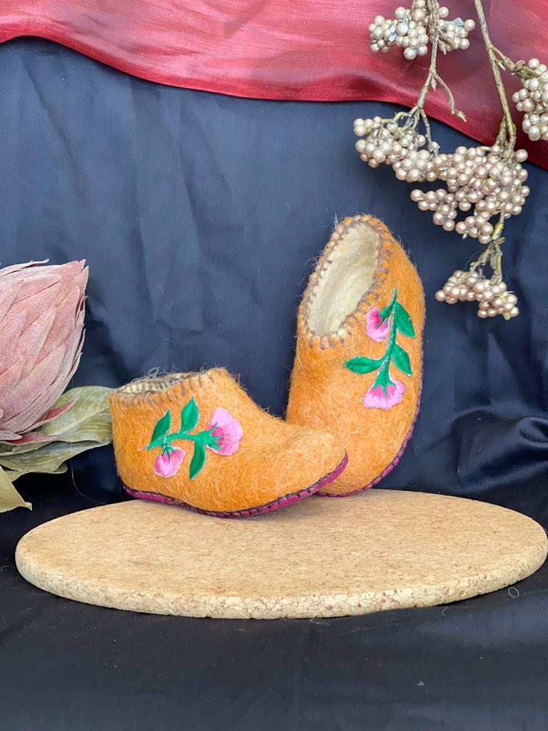 Chaussons mongols type bottine avec fleurs brodées