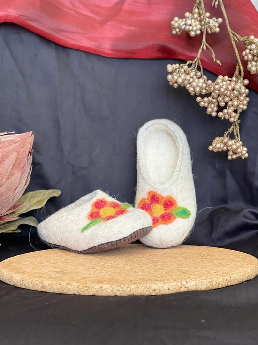 Chaussons mongols blanc avec fleurs brodées