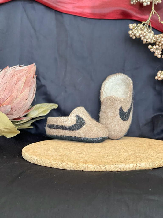 Chaussons mongols imitation Nike