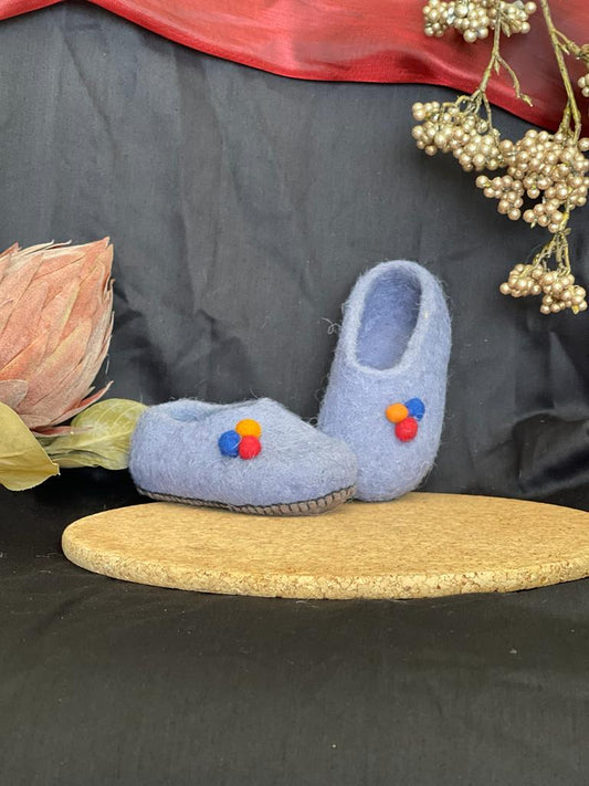 Chaussons mongols avec mini-pompons