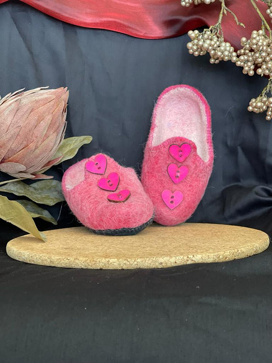 Chaussons mongols avec coeurs en bouton